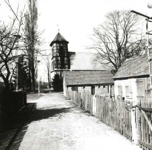 Döbern. Dorfkirche Eichwege (14./15. und 19. Jahrhundert, Turmaufsatz 1791/1792). Straßenblick von Süden