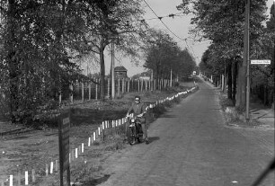 Berlin; Staaken: [...] Nennhauser Damm; Geteilter Fahrdamm