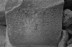 Stein mit Inschrift