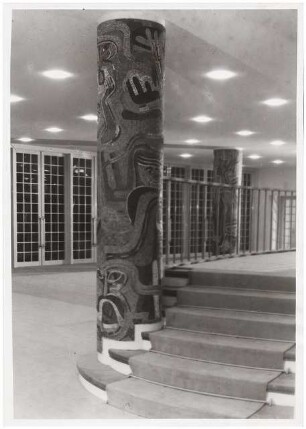 Nationaltheater, Weimar Wiederaufbau: Foyer EG mit Parkettumgang rechte Seite, Mosaiksäule und Türen zum Eingangsbereich
