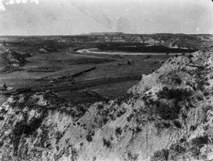 Medora, Stadtansicht : Blick von einem Bergmassiv auf die im Tal liegende Kleinstadt Medora im amerikanischen Bundesstaat North Dakota.