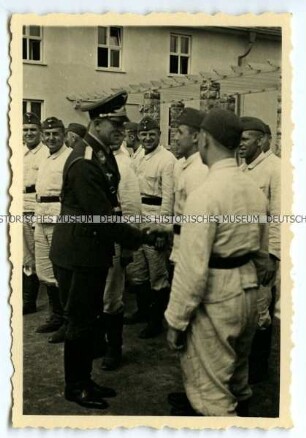 Luftwaffen-Offizier gratuliert Rekruten