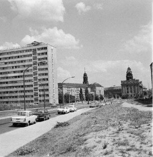 Dresden, Budapester Straße. Blick gegen Datenverarbeitungszentrum, Turm der Kreuzkirche und Rathaus mit Turm
