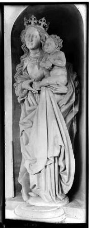 Schuttern Katholische Pfarrkirche Maria Himmelfahrt Pfarrhaus - Außenfigur Madonnastatue mit Kind