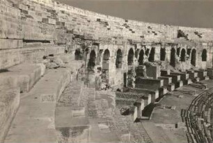 Nîmes. Amphitheater. Blick in den Zuschauerraum, der 24000 Zuschauer faßte