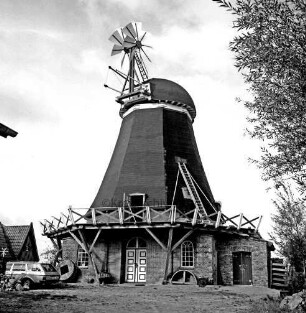 Siebenbäumen (Kreis Herzogtum Lauenburg): Siebenbäumener Mühle: Restaurierung: unten an Wand Teile des Mahlwerks: oben auf Galerie Leiter: rechts Baum: links Lieferwagen und restauriertes Fachwerkhaus von Gut Trenthorst
