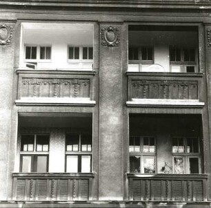 Cottbus. Berliner Straße 131. Wohnhaus (um 1910), Loggien (2. und 3. Obergeschoss)