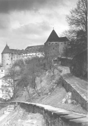 Bautzen. Ortenburg. Blick von Unterm Schloß nach Norden gegen Fronfeste mit Burgwasserturm und Südbau (Militärmagazin), vorn die Mühlbastei (um 1468) und Stadtmauer