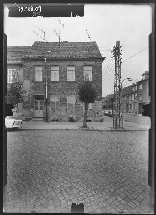 Neuruppin, Kommisionsstraße. Wohnhaus. Straßenfront