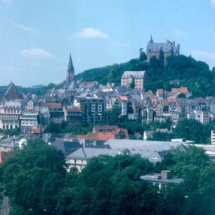 Marburg. Blick vom Historikerturm auf die Stadt mit Elisabethkirche und Schloss
