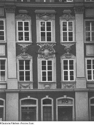 Bautzen, Hauptmarkt 8. Wohnhaus mit Läden (um 1720). Detail: Fenster und Pilaster (1. und 2. Obergeschoss) der Straßenseite (Mittelstück des Hauses)