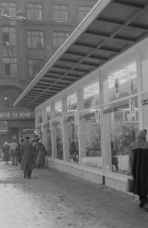 Winter in Leipzig, Blick in eine Ladenstraße, Menschen betrachten die Schaufenster
