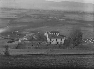 Badehaus : Blick auf ein Badehaus in einer Ebenen Landschaft