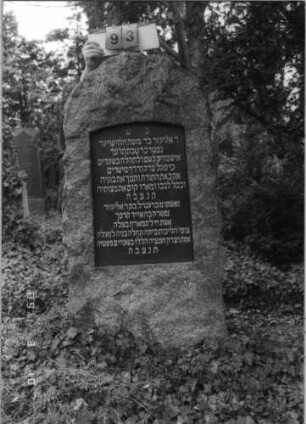 Grabstein 93 (Index: 100093907) Maße HxBxT: 173x75x35 cm Besonderheit: Doppelgrab für Eheleute: Grabstein 93