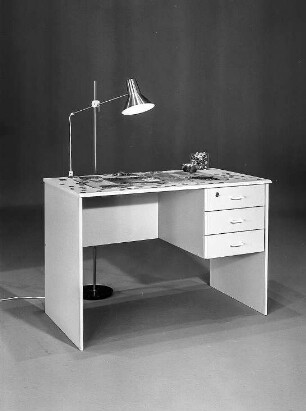 Schreibtisch : Leipzig. Leipziger Herbstmesse, 1986. Schreibtisch. Holz, grau beschichtet (1986; VEB Märkische Möbelwerke Trebbin)