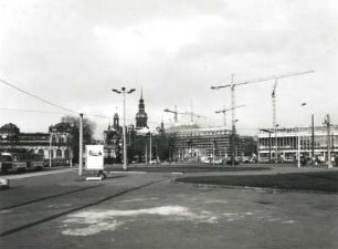 Dresden-Altstadt, Postplatz. Blick gegen Zwinger, Schloß, Baustelle Taschenbergpalais und Gaststätte "Am Zwinger"