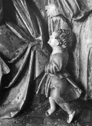 Schnitzaltar aus Sankt Georg mit Heiliger Sippe : Schnitzaltar aus Sankt Georg mit Heiliger Sippe. Holz, geschnitzt (um 1525/1530). Detail mit kindlicher Assistenzfigur. Klagenfurt: Bischöfliches Diözesanmuseum Klagenfurt