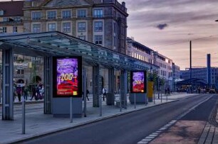 Citylight-Werbung zur Ausstellung "#BUNT. Erwin Fieger. Wolfgang G. Schröter. Reinhart Wolf" anlässlich von "100 Jahre Deutsche Fotothek" an der Straßenbahnhaltestelle Altmarkt, Dresden