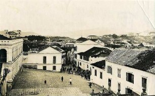 Macao, China. Blick von der Freitreppe unterhalb der Jesuitenkirche São Paulo über Marktplatz (mit Rikschas) auf Stadt und Bucht