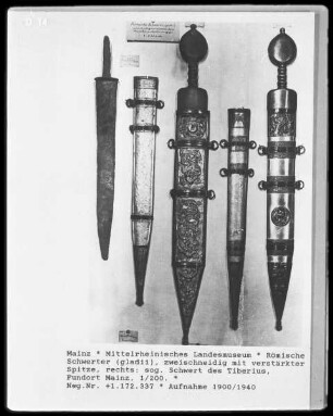 Römische Schwerter, rechts sogenanntes Schwert des Tiberius