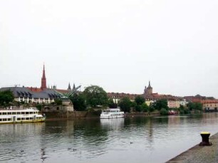 Würzburg: Mainufer mit Altem Kranen und Turm der Marienkapelle