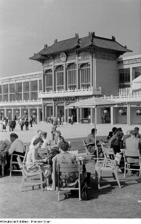 Besucher der Leipziger Messe 1954 vor dem Chinesischen Pavillon