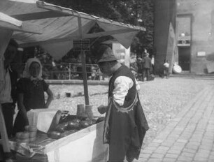 Marktstand : Mann an einem Marktstand in Banská Bystrica.