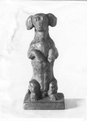 Aufrechtstehender Dackel. Bronze (vor 1945; E. Richter). Dresden-Südvorstadt, Eisenstuckstraße, Atelier der Bildhauerin