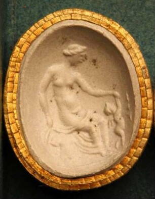 Venus (Aphrodite), sitzend, leitet den Cupido mit der Hand (Daktyliothek, Supplement)