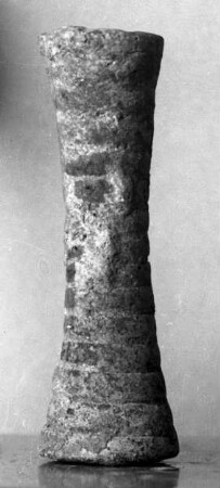 Gefäßwulst, halbrund, umschnürt (eine Rotellenattasche)