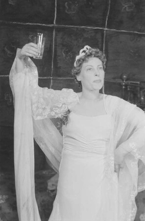 Szenenbilder aus dem Drama "Endstation Sehnsucht" von Tennessee Williams am Schlossparktheater Berlin-Steglitz : Soloaufnahme von Marianne Hoppe als Blanche DuBois