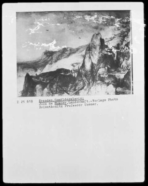Berglandschaft mit geknickten Tannenstämmen im Strome