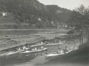 Wasserwanderung Regensburg-Wien der sächsischen Teilnehmer des Arbeiterjugendtreffens am 15. Juli 1929 in Wien. Faltboote neben Flößen