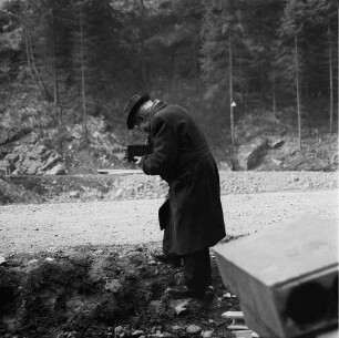 Ein Mann fotografiert mit einer Mittelformatkamera