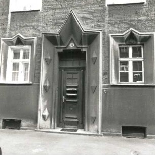Dresden-Trachau, Tichatschekstraße 39/Guts-Muths-Straße 27/35. Wohnblock ((Wohnanlage); um 1925). Portal und Fenster (Nr. 31)