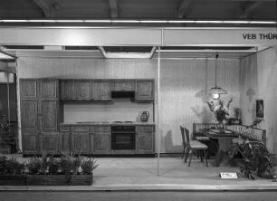 Ausstellungskoje des VEB Thüringer Möbelkombinat Suhl mit Anbauküche