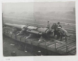 Erobertes englisches Küstengeschütz von 18 m Länge, welches zu Verteidigung Antwerpens dienen sollte, jedoch durch das schnelle Vordringen der Deutschen nicht mehr zur Aufstellung gelangen konnte. Zur Ladung des großen Geschützes sind 30,5 Geschosse erforderlich