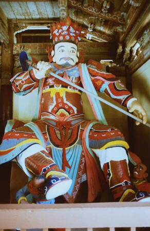 Figur des Weltenhüters Vaiśravaṇa in der buddhistischen Pohyon-sa-Tempelanlage