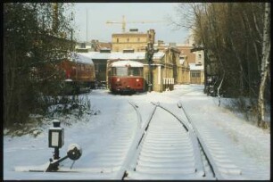 Lokschuppen mit Lokomotiven im Winter
