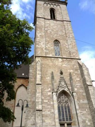 Stadtkirche - Kirchturm von Westen in Übersicht mit Strebepfeilern und Maßwerkfenster