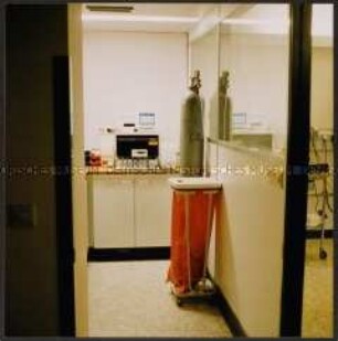 Blick in einem Raum im Krankenhaus mit Kohlenstoffdioxid-Flasche (Prämiertes Foto)