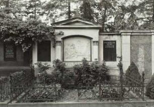 Wandgrabmal für Johann Heinrich und Maria Elisabeth Ehntholt sowie Sohn Hans Maria Carl