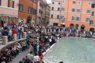 Rom - Touristen am Trevibrunnen : Touristen am Trevi-Brunnen in Rom, aufgenommen im April 2004