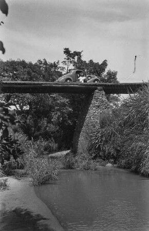 Brücke : Einfache Brücke über einen Fluss.