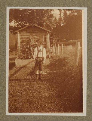 Raimund von Hofmannsthal in Lederhose im Garten in Aussee