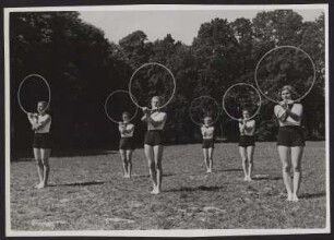 Junge Frauen bei einer Gymnastiübung mit Ring