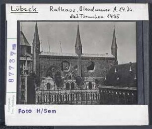 Lübeck: Rathaus, Blendmauer Anf. 14. Jhd. Türmchen 1435