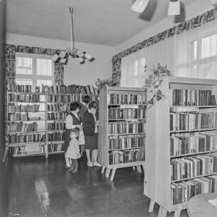 Bibliothek : Klix. Bibliothek. Blick in den Bibliotheksraum