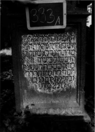 Grabstein 333 (Index: 100111952) Material: Sandstein Zustand: stark verwittert, beschädigt Maße HxBxT: 124x58x26 cm Beschreibung: Stele, profilierter Sockel, eingezogener Rundbogenabschluß mit Verdachung, rechteckiges Schriftfeld eingetieft: Grabstein 333A