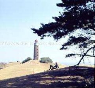 Leuchtturm in Landschaft auf der Ostseeinsel Hiddensee